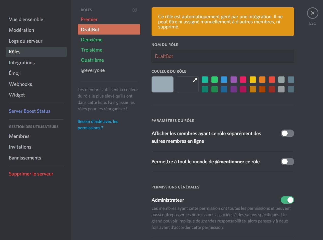 DraftBot est positionné en dessous du rôle Premier dans la hiérarchie des rôles.